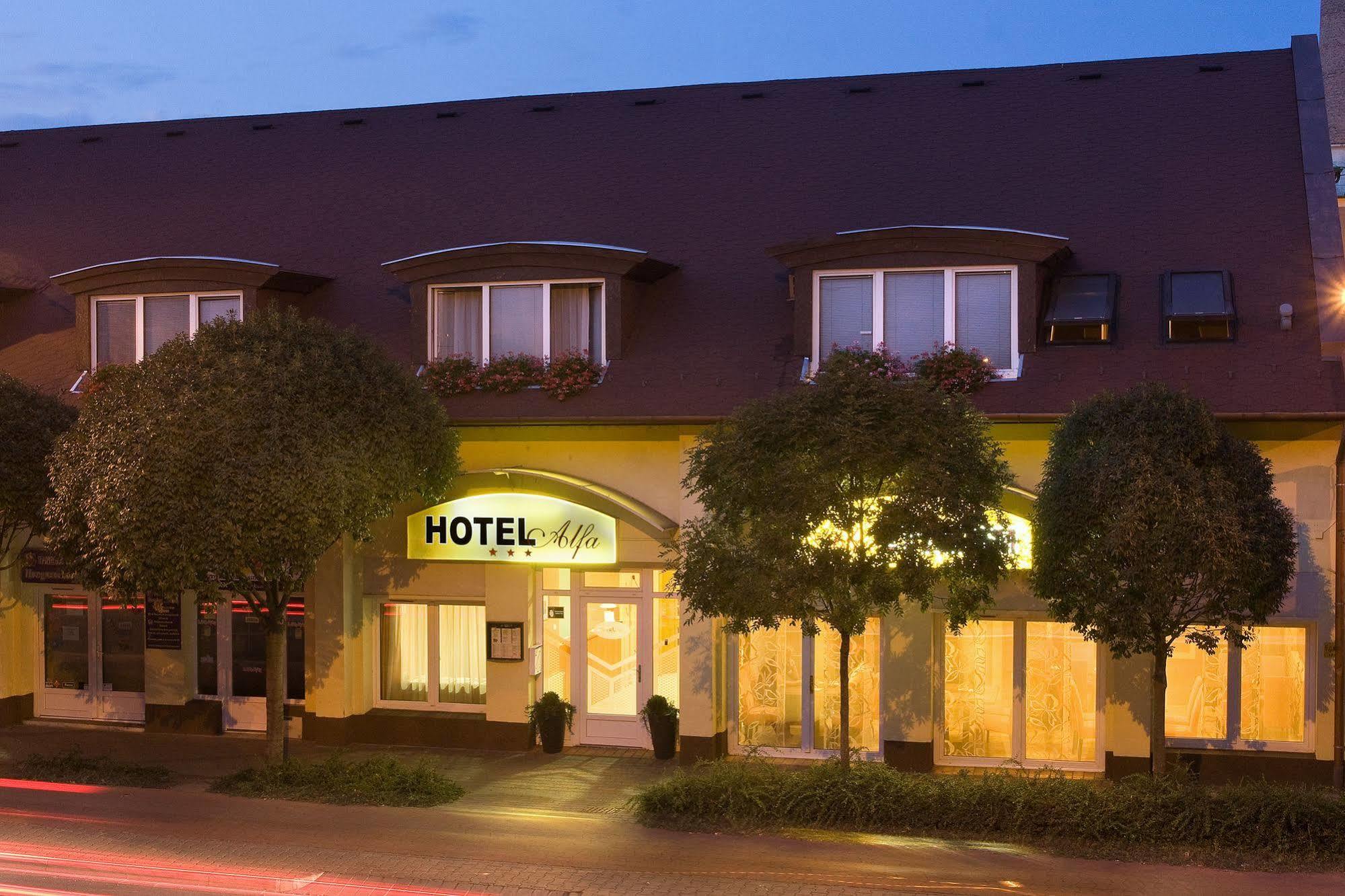 Alfa Hotel Győr Eksteriør billede