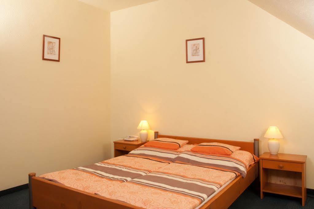 Alfa Hotel Győr Eksteriør billede
