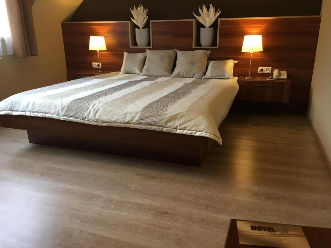 Alfa Hotel Győr Eksteriør billede